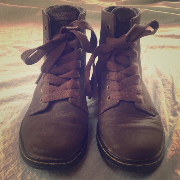 dr martens leyton brown